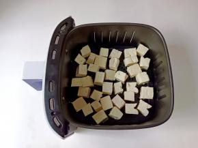 把豆腐平铺在烤网上。