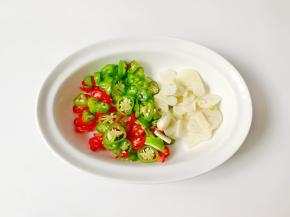 辣椒、蒜切好备用。