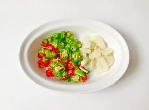 辣椒、蒜切好备用。