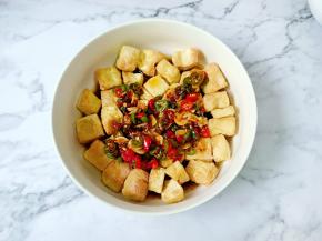 把酱汁与刚烤的豆腐拌一起即可食用。