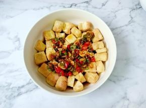 把酱汁与刚烤的豆腐拌一起即可食用。