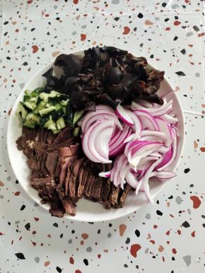 卤熟的牛肉切成薄片，黄瓜洗净拍碎切成小块，洋葱洗净切成丝，木耳提前泡发，去除杂质！