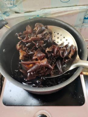 水烧开，放入木耳焯水2分钟，捞出控干水分备用！