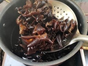 水烧开，放入木耳焯水2分钟，捞出控干水分备用！