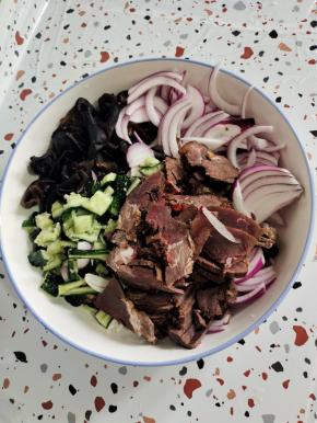 处理好的木耳，牛肉，黄瓜，洋葱放入大碗中！