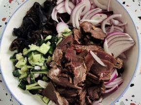 处理好的木耳，牛肉，黄瓜，洋葱放入大碗中！