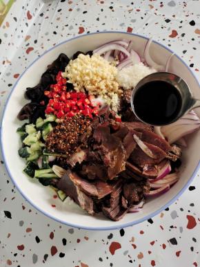 放入小米辣，蒜末，自制辣椒油，生抽，香醋，盐，白糖，鸡精，香油！