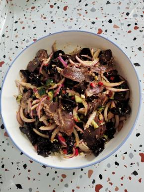 翻拌均匀腌制10分钟即可开吃！