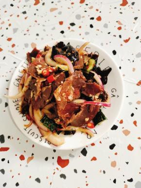 今天凉拌牛肉做的多，放入冰箱冷藏保存！吃的时候，直接取一点就可以了！特别的方便！拿来下酒佐餐都是挺不错的！