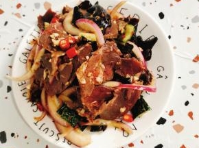 今天凉拌牛肉做的多，放入冰箱冷藏保存！吃的时候，直接取一点就可以了！特别的方便！拿来下酒佐餐都是挺不错的！