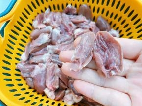 鸡心对半切开去除淤血，用水浸泡20分钟后沥干水分
