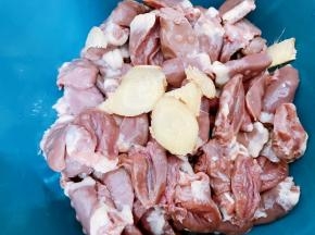 沥干水的鸡心放入盆里，加入姜片和料酒