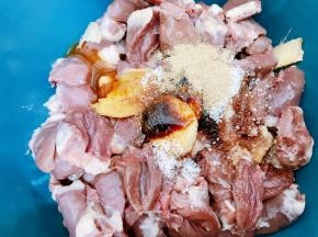 加入孜然粉，盐，白糖