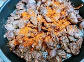 烤好取出撒上孜然粉和干蘸料