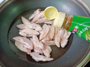 鸡翅尖冷水下锅，放料酒去腥。