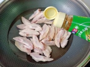 鸡翅尖冷水下锅，放料酒去腥。