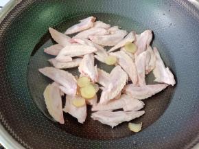 加少许生姜片。