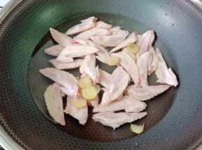 加少许生姜片。