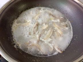 大火煮开后，撇去浮沫再煮5分钟，捞出放冰水里，鸡翅会更加Q弹。