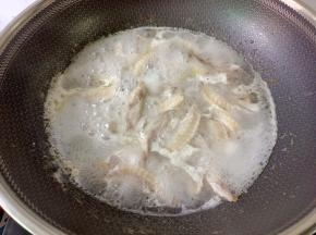 大火煮开后，撇去浮沫再煮5分钟，捞出放冰水里，鸡翅会更加Q弹。