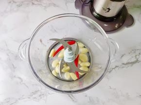 把蒜，小米椒放绞肉机。