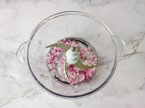 洋葱也搅成颗粒。