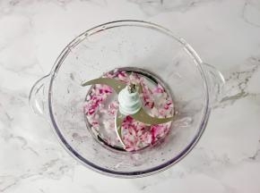 洋葱也搅成颗粒。