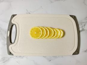 柠檬切薄片。