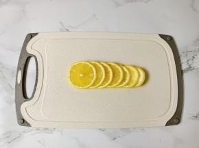 柠檬切薄片。