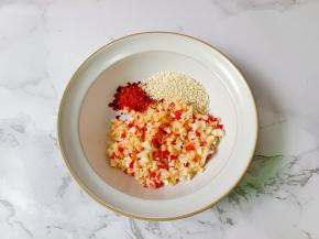 把蒜蓉、芝麻、辣椒粉放碗里。