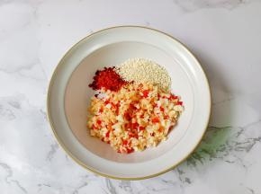 把蒜蓉、芝麻、辣椒粉放碗里。