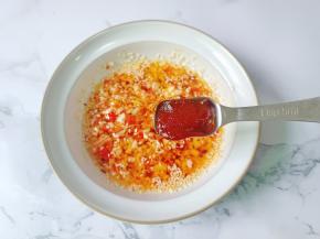 加上辣椒酱一勺。