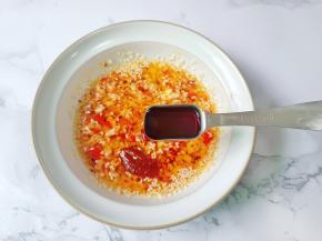 生抽一勺，老抽一勺，白糖半勺。