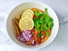 把鸡翅尖、酱汁、柠檬片、洋葱、香菜放一起，拌均匀后放冰箱冷藏1小时后食用更佳！