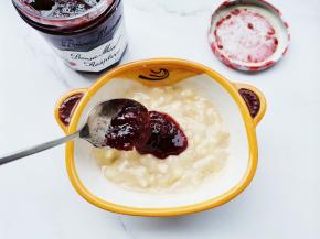 加2勺果酱拌匀，