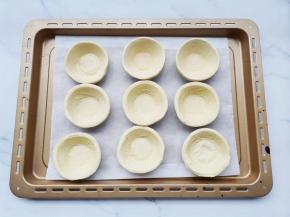 蛋挞皮码入烤盘中，