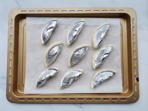 连壳对折捏紧，放入烤箱190℃烤10分钟取出。