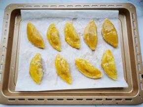 刷一层蛋黄液，