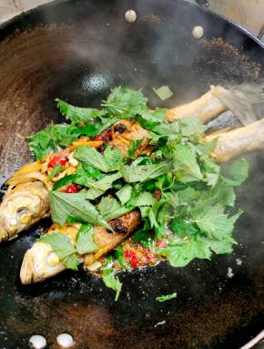 煎鱼的时候放一点大茴香进去，做出来的鱼，有一股独特的大茴香的味道，去腥增香！特别好吃！（晒干的大茴香也无需提前浸泡，直接丢进鱼锅里，煮两分钟就好了！）