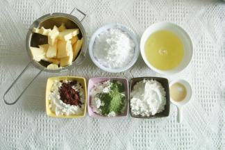 黄油室温软化到用刮刀轻松抹开。准备其他材料。