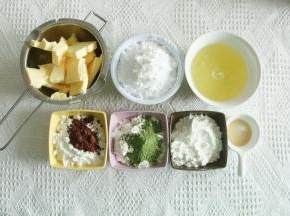 黄油室温软化到用刮刀轻松抹开。准备其他材料。