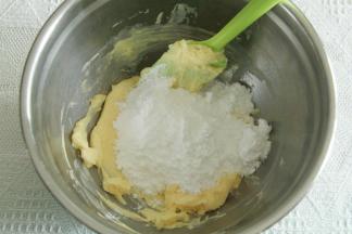 加糖粉，拌匀，搅打顺滑。