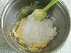 加糖粉，拌匀，搅打顺滑。