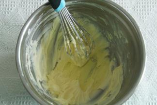 分4-5次加蛋白，搅打均匀。滴入香草精，混匀。