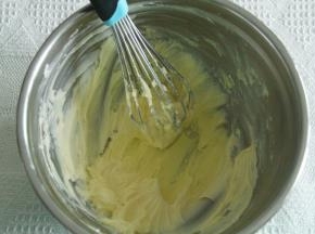 分4-5次加蛋白，搅打均匀。滴入香草精，混匀。