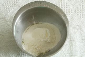 打好的黄油糊分3份，每份130克左右。分别筛入对应粉类。