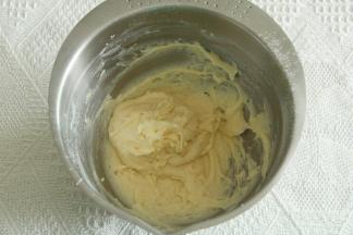 蛋抽搅打或者刮刀拌匀，无干粉顺滑状态。