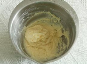 蛋抽搅打或者刮刀拌匀，无干粉顺滑状态。