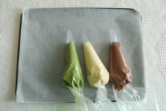 装入裱花袋。裱花袋剪平口（不用太大），或者用圆形裱花嘴。