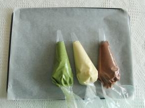 装入裱花袋。裱花袋剪平口（不用太大），或者用圆形裱花嘴。